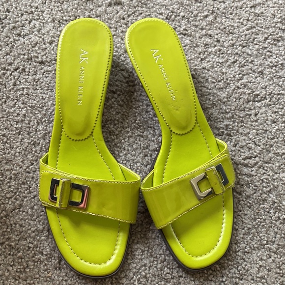 Anne Klein “Laurel” chartreuse green kitten heel sandals - Picture 2 of 9